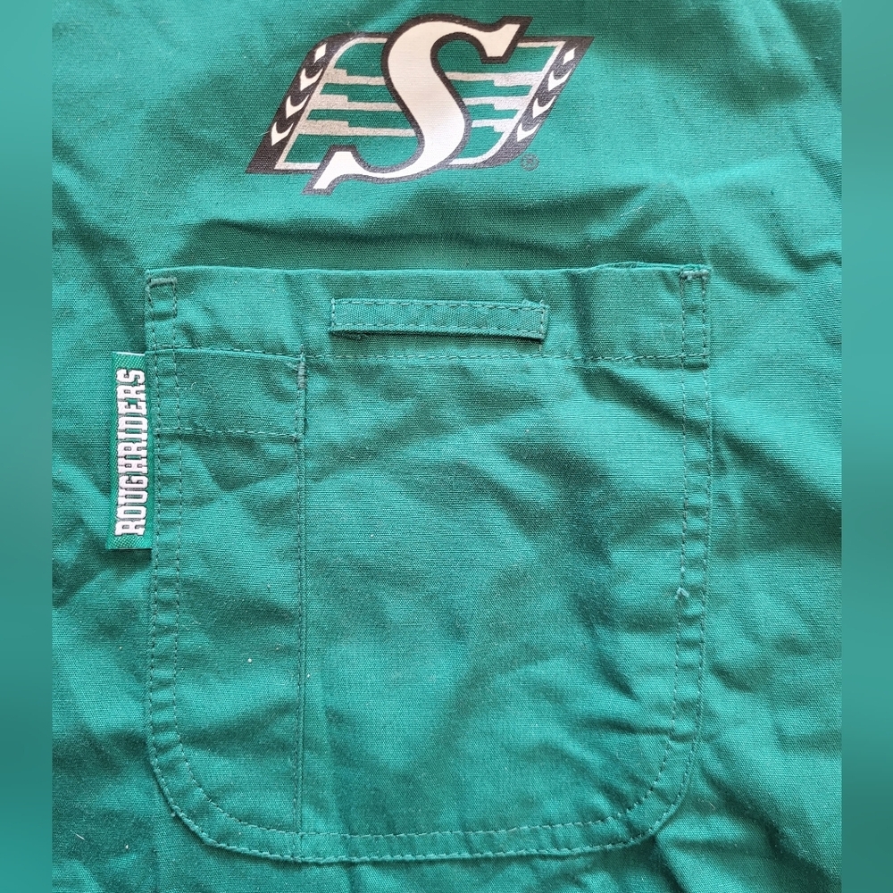 CFL Saskatchewan Rough Riders Men's Size Medium Scrub Top - Picture 3 of 6